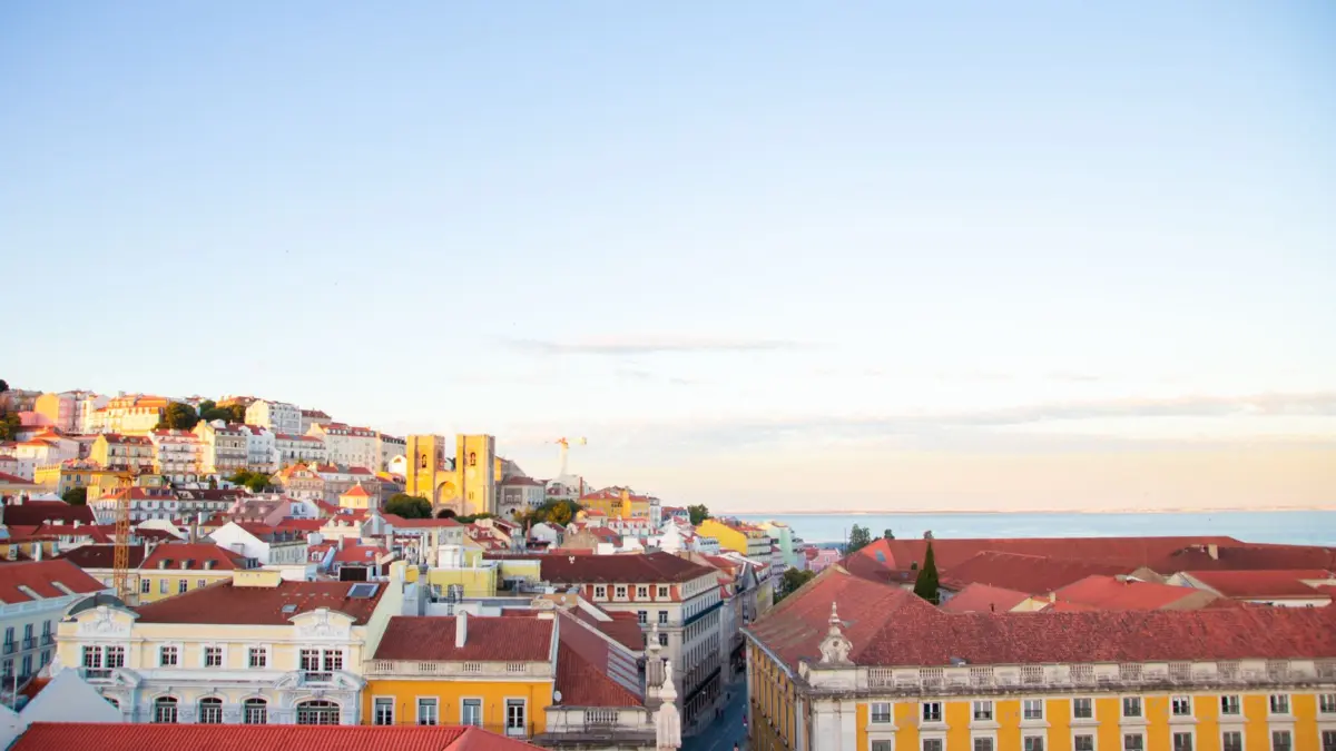 Calles empedradas y tranvía en Lisboa, Portugal