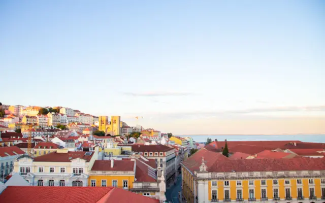Calles empedradas y tranvía en Lisboa, Portugal