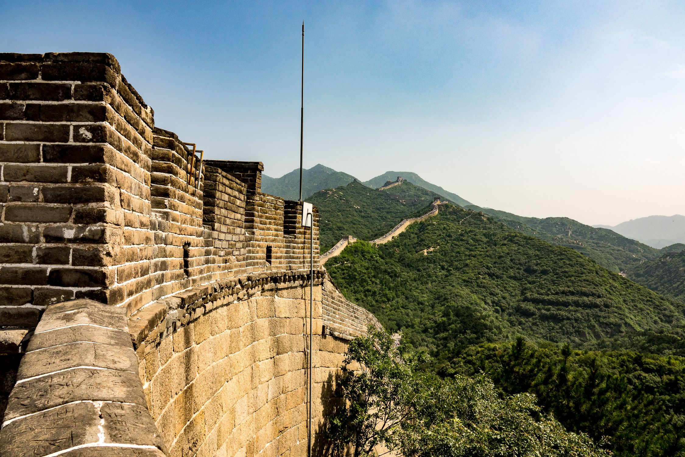 La Gran Muralla China serpenteando por colinas verdes