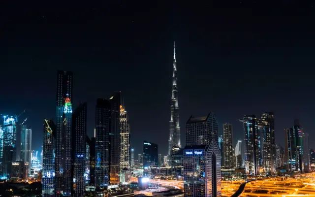 Burj Khalifa de Dubái al atardecer, el rascacielos más alto del mundo