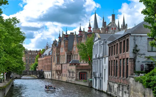 Canal de Brujas con casas medievales reflejadas en el agua