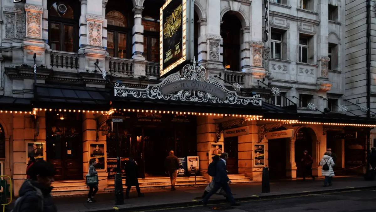 Teatros del West End de Londres iluminados de noche