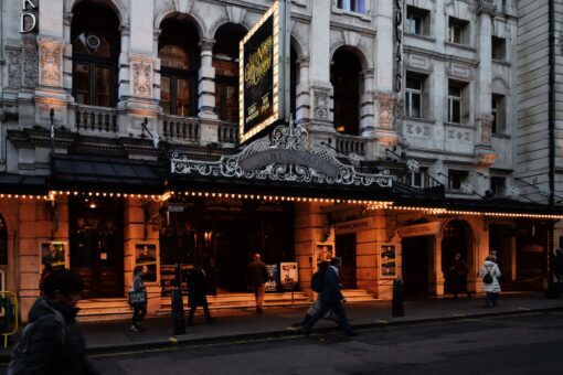 Home Elementor 1 Teatros del West End de Londres iluminados de noche
