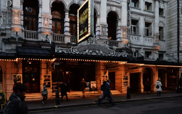 Teatros del West End de Londres iluminados de noche