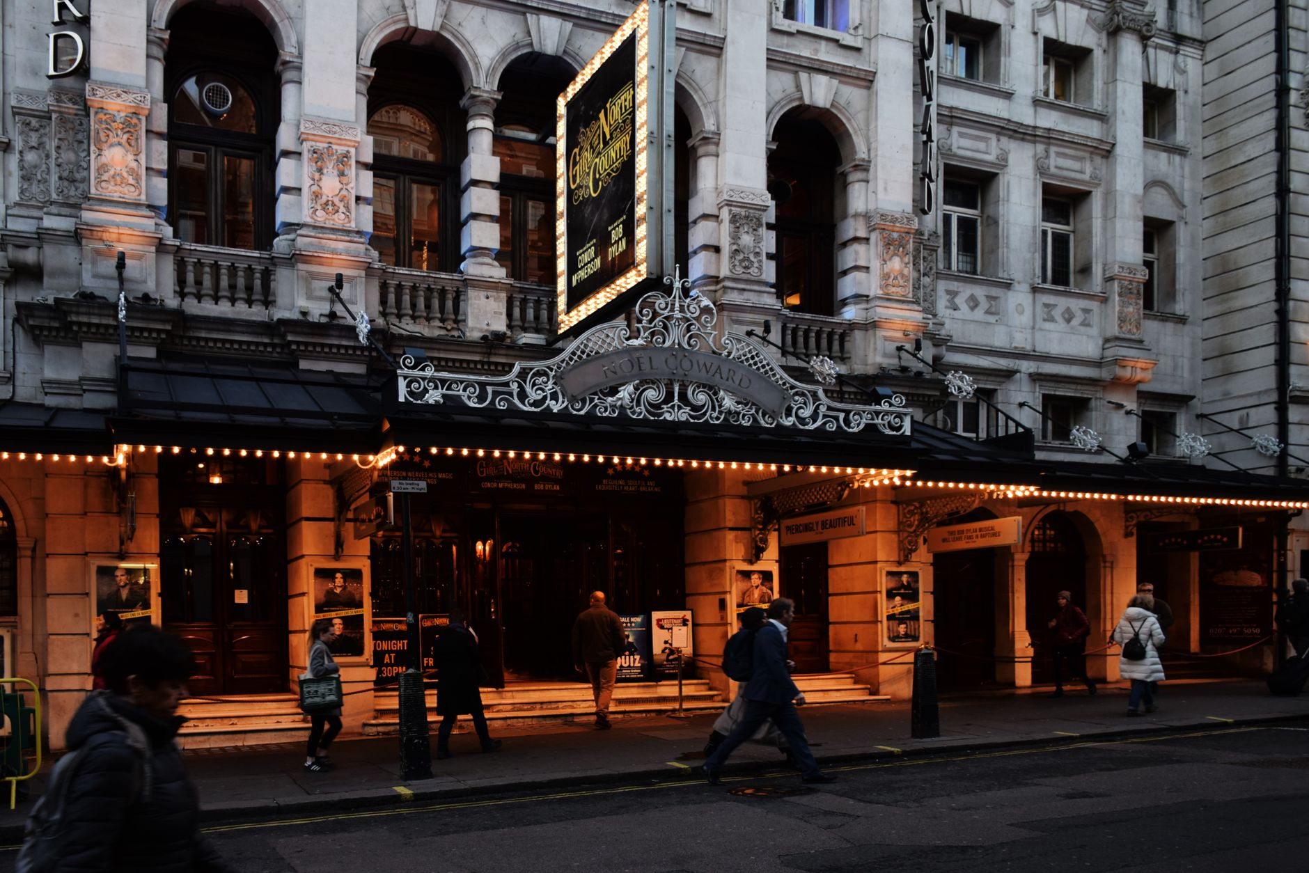 Teatros del West End de Londres iluminados de noche