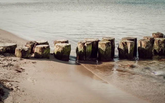 Playa del Mar Báltico en Alemania con sillas de playa tradicionales