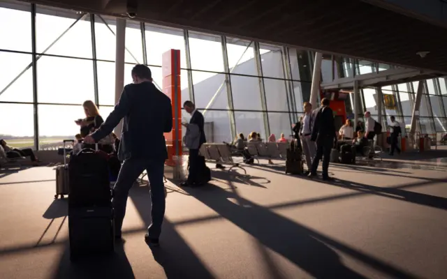 Maletas y equipaje de viaje en un aeropuerto