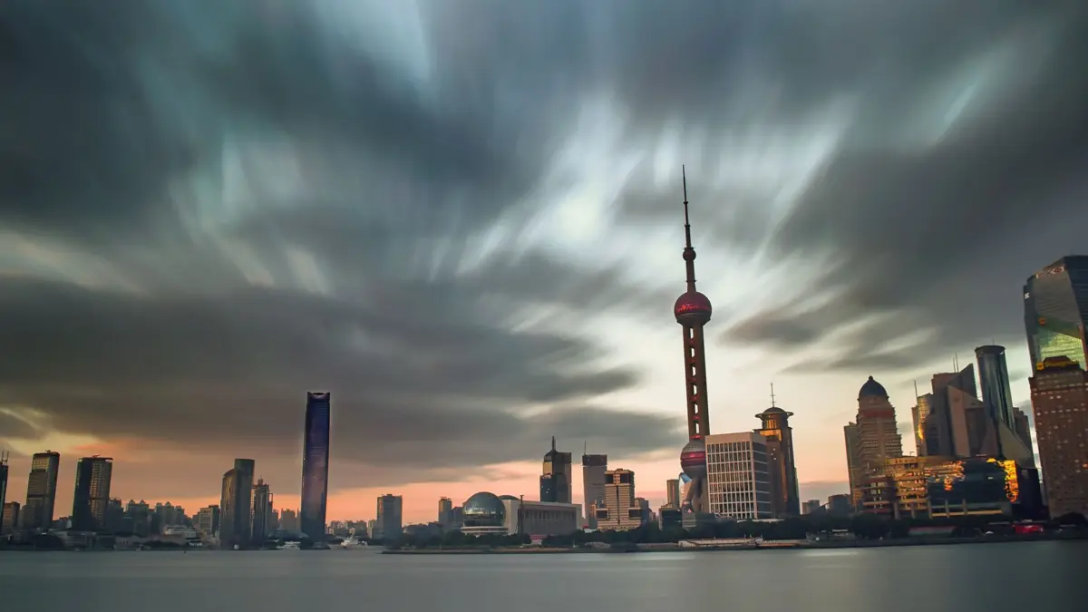 Skyline de Shanghái de noche con los rascacielos del Bund
