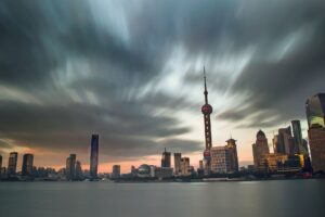 Skyline de Shanghái de noche con los rascacielos del Bund