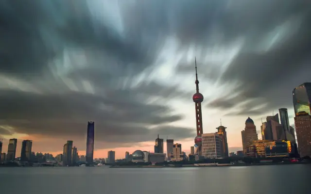 Skyline de Shanghái de noche con los rascacielos del Bund