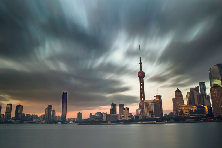 Skyline de Shanghái de noche con los rascacielos del Bund