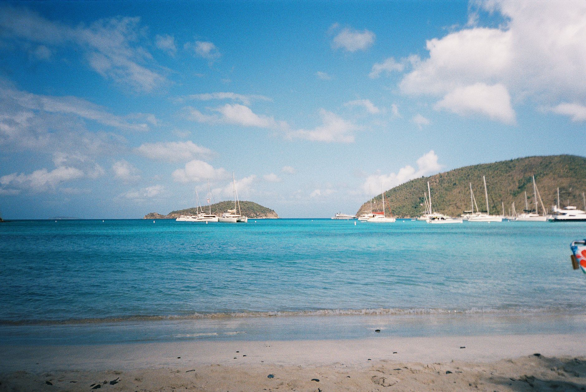 Las islas del Caribe más impresionantes para visitar 1 Playa de arena blanca con cocoteros en isla caribeña