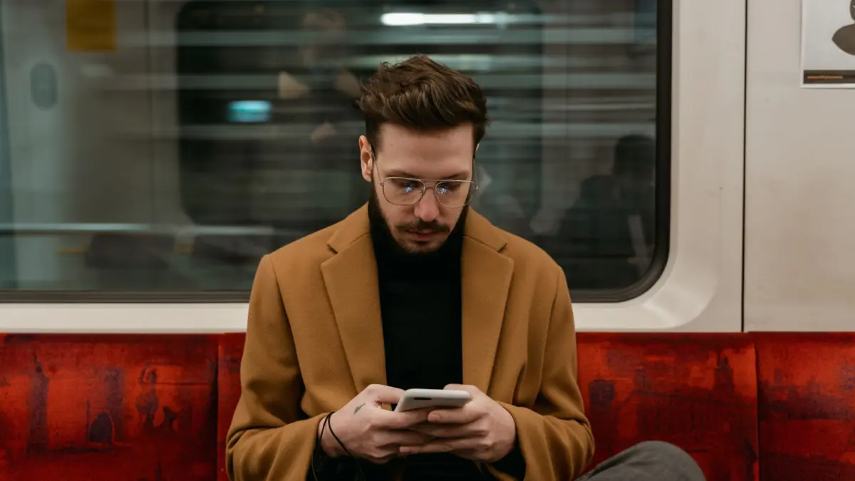 Pasajero usando el móvil en vuelo con WiFi a bordo