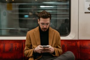 Pasajero usando el móvil en vuelo con WiFi a bordo