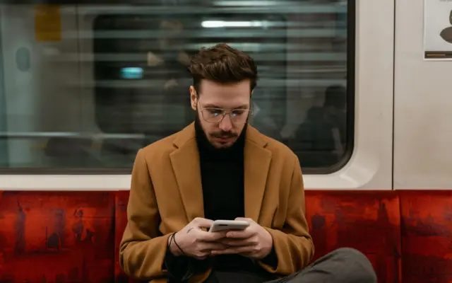 Pasajero usando el móvil en vuelo con WiFi a bordo