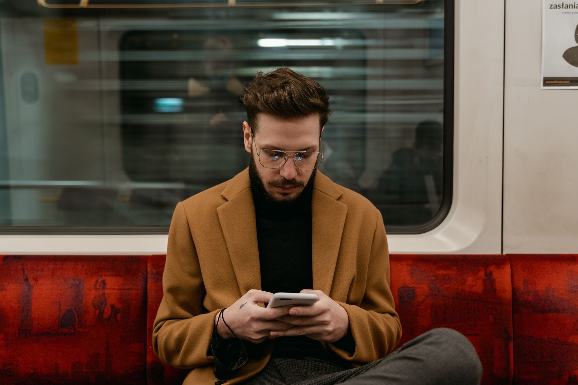 Pasajero usando el móvil en vuelo con WiFi a bordo