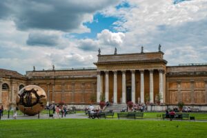 Turista fotografiando una escultura en un museo