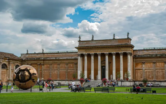 Turista fotografiando una escultura en un museo