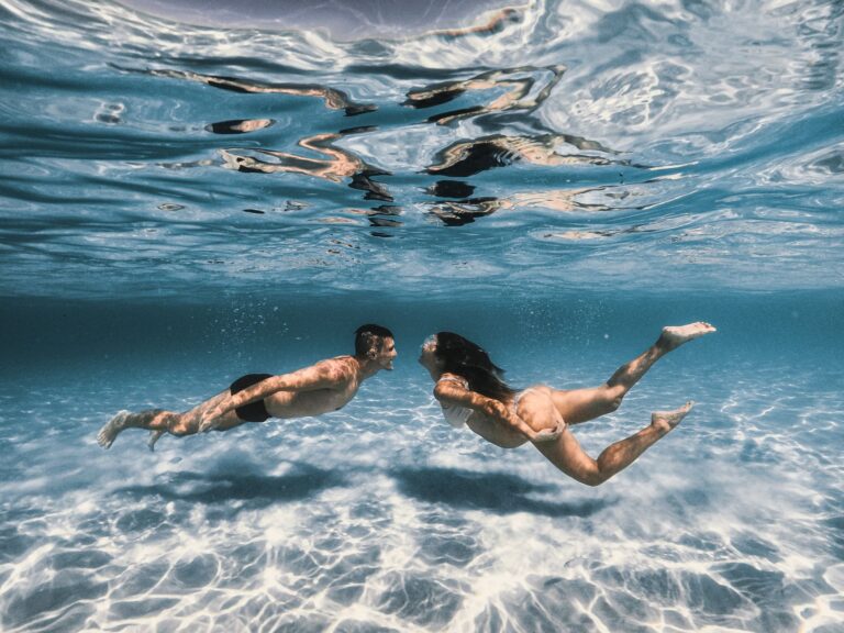 Home Elementor 8 pareja buzándose juntos en el océano con equipo de buceo