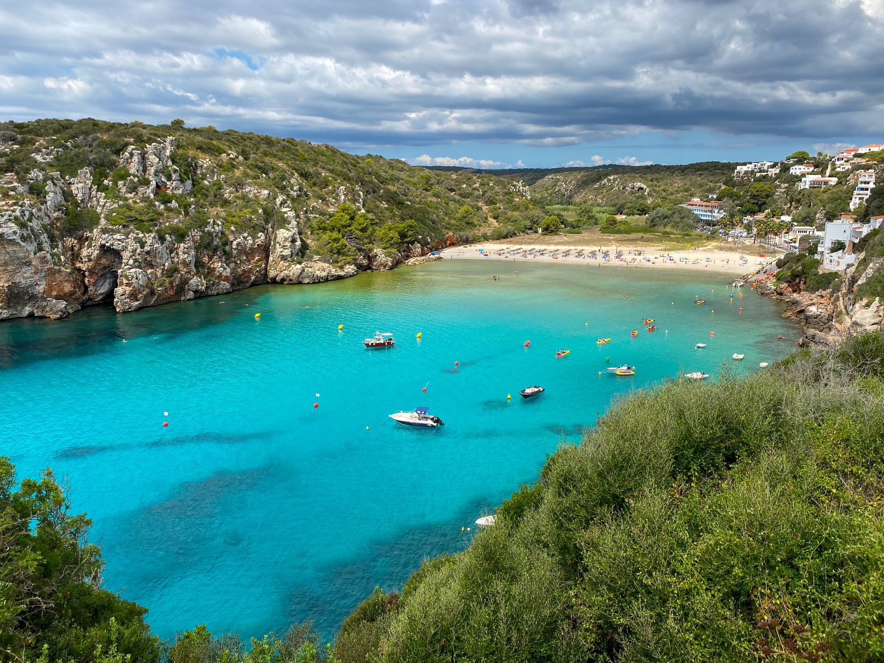 Vista aérea de Cala en Porter en Menorca con aguas turquesa y acantilados