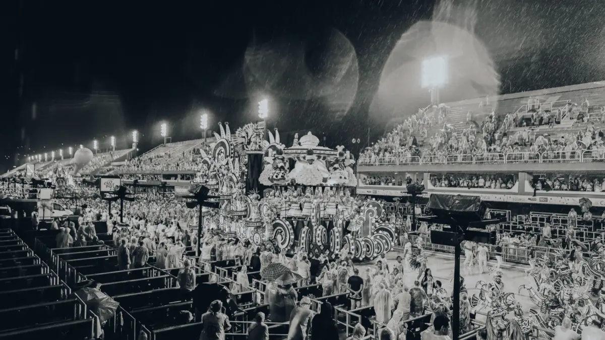 Bailarinas con trajes de plumas en el sambódromo del Carnaval de Río de Janeiro