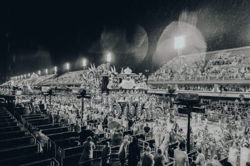Home Elementor 1 Bailarinas con trajes de plumas en el sambódromo del Carnaval de Río de Janeiro
