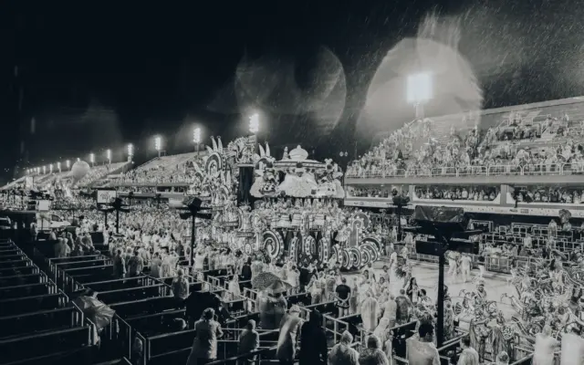 Bailarinas con trajes de plumas en el sambódromo del Carnaval de Río de Janeiro