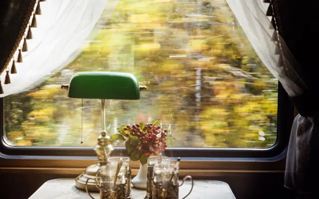 Interior elegante de tren de lujo con asientos acolchados y ventanas panoramicas