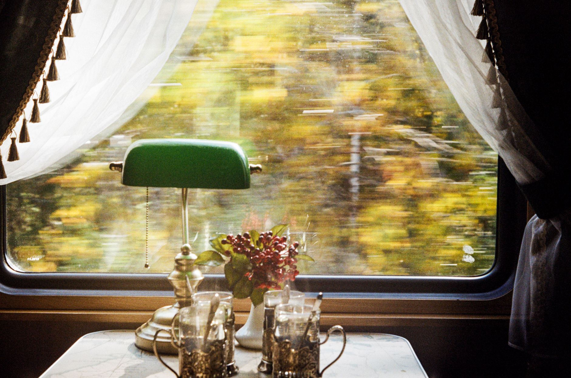 Interior elegante de tren de lujo con asientos acolchados y ventanas panoramicas