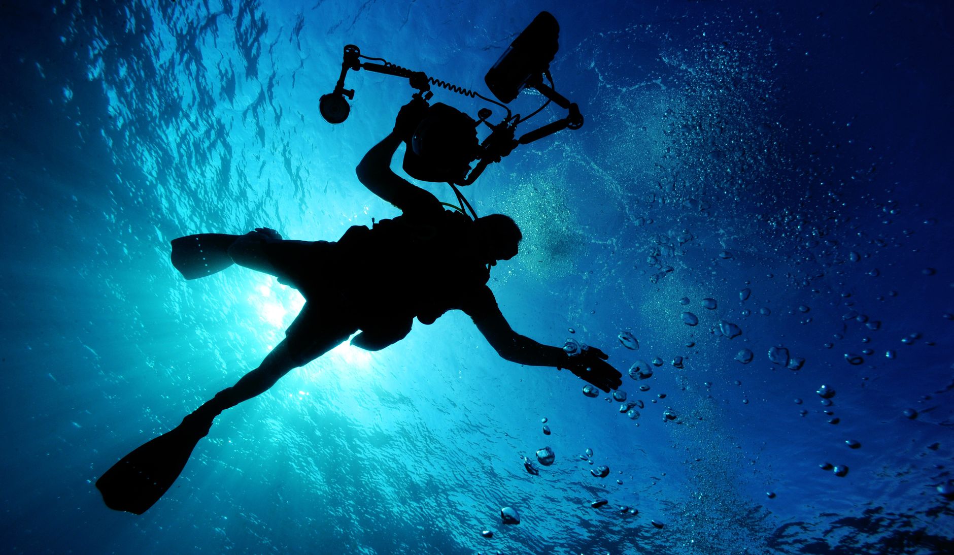 luz solar filtrándose bajo el agua en el océano
