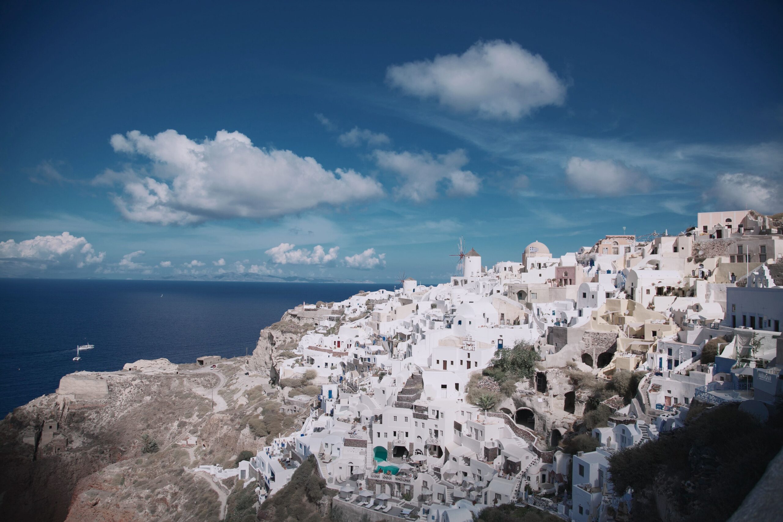 Santorini: guía práctica para la isla de los atardeceres 2 Vista panorámica de Oia en Santorini con arquitectura blanca junto al mar