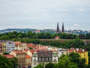 Vista aérea del castillo de Vysehrad en Praga rodeado de vegetación