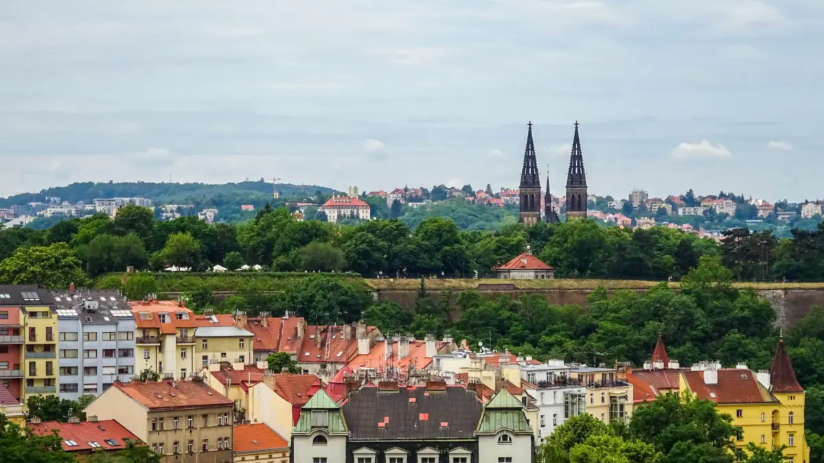 Vista aérea del castillo de Vysehrad en Praga rodeado de vegetación