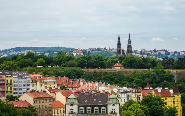 Vista aérea del castillo de Vysehrad en Praga rodeado de vegetación
