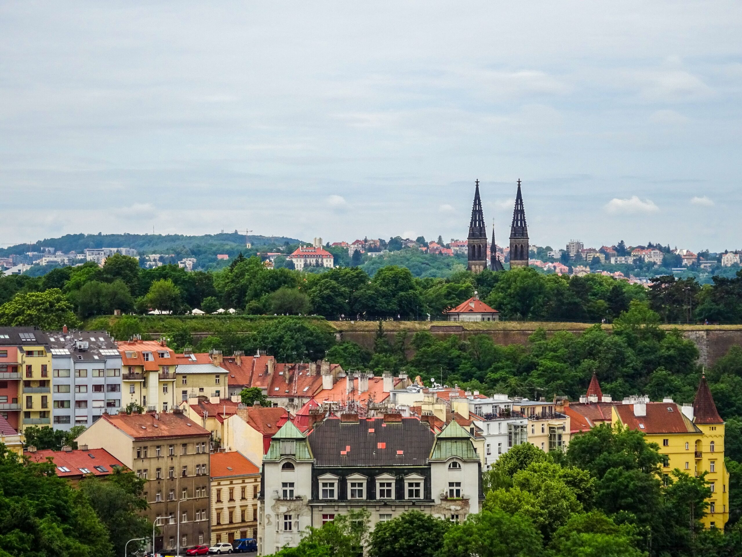 Vista aérea del castillo de Vysehrad en Praga rodeado de vegetación