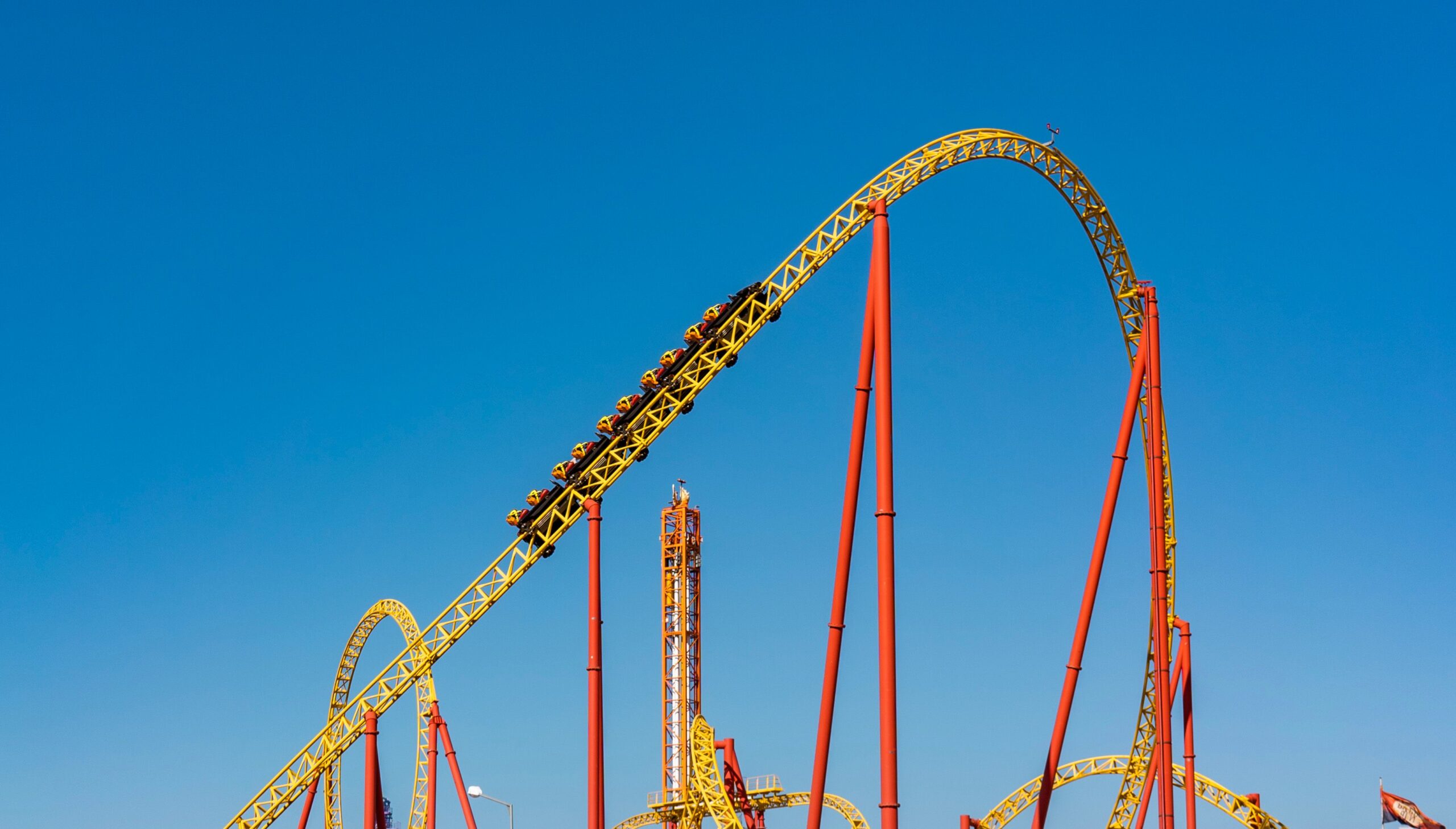 Montaña rusa en un parque de atracciones