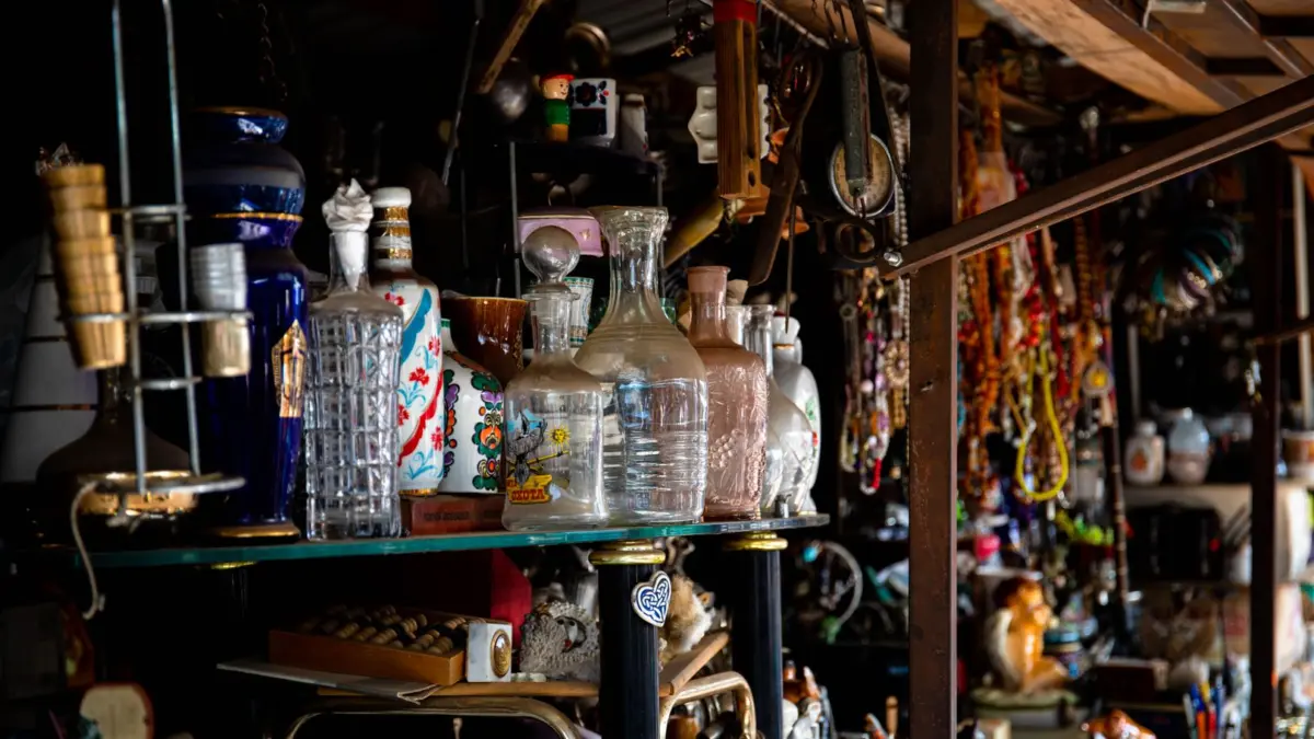 Vitrina con cristalería y objetos vintage en una tienda de antigüedades