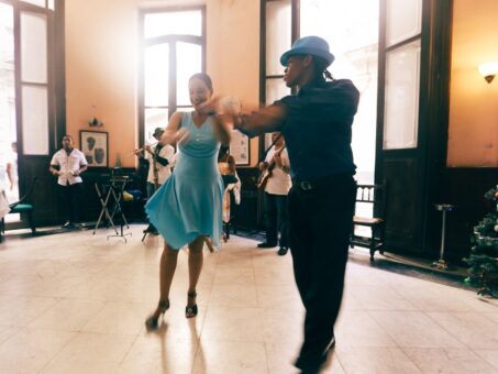 Home Elementor 1 Pareja bailando swing en un salón con música en directo