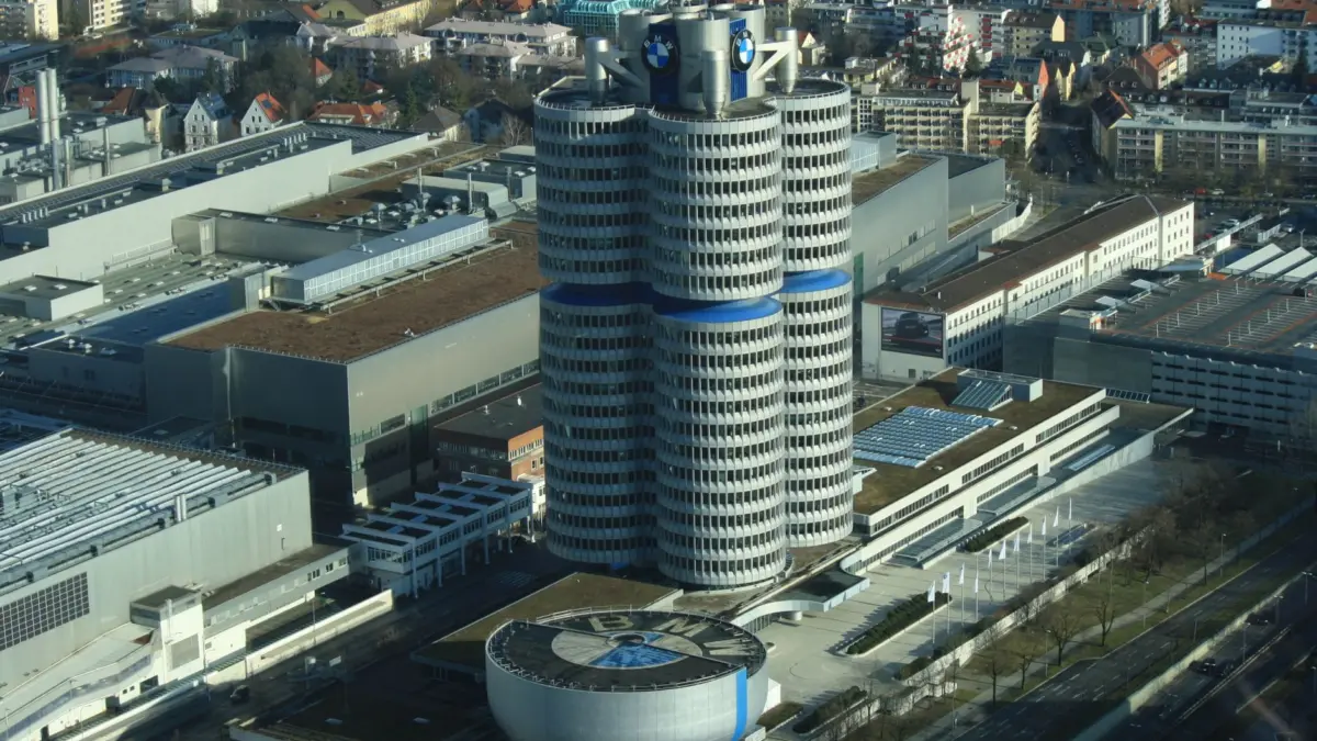 Edificio icónico de la sede de BMW en Munich junto al museo
