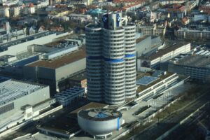 Edificio icónico de la sede de BMW en Munich junto al museo
