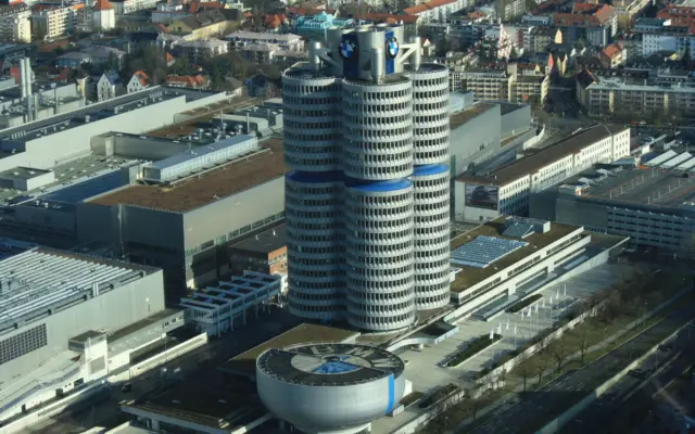 Edificio icónico de la sede de BMW en Munich junto al museo