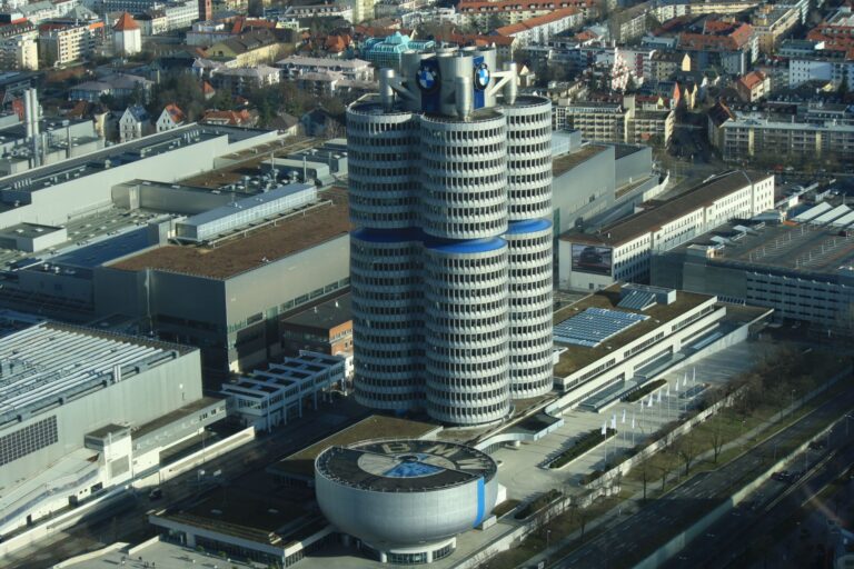 Home Elementor 5 Edificio icónico de la sede de BMW en Munich junto al museo