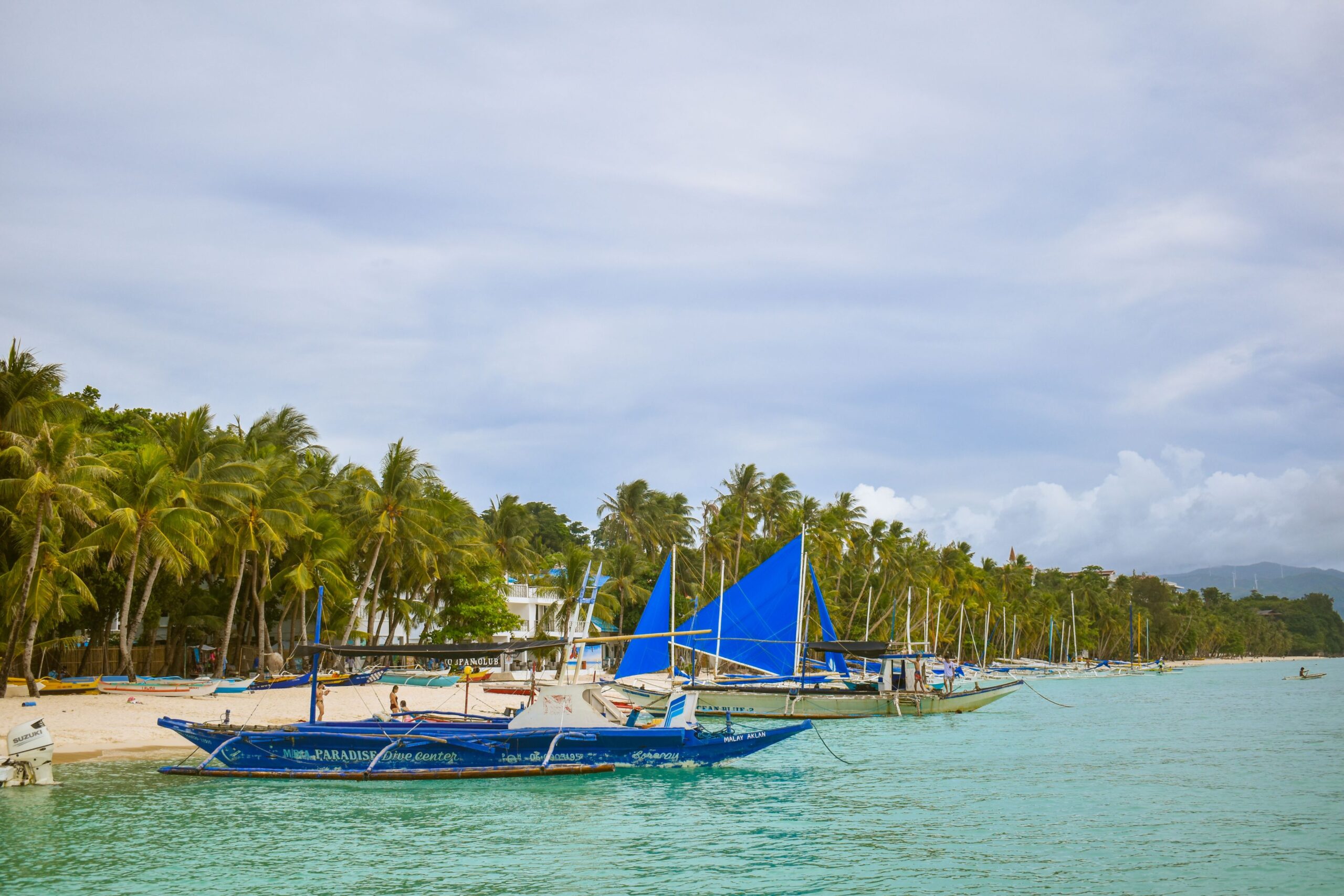 Playa tropical con veleros y palmeras en Boracay, Filipinas