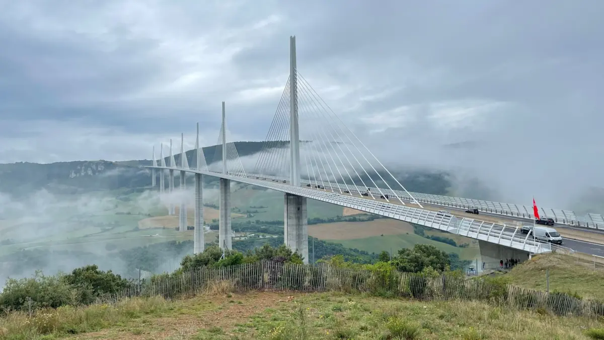Viaducto de Millau visto desde el valle del Tarn en Aveyron, Francia