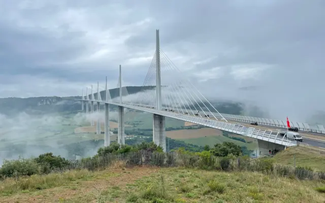 Viaducto de Millau visto desde el valle del Tarn en Aveyron, Francia