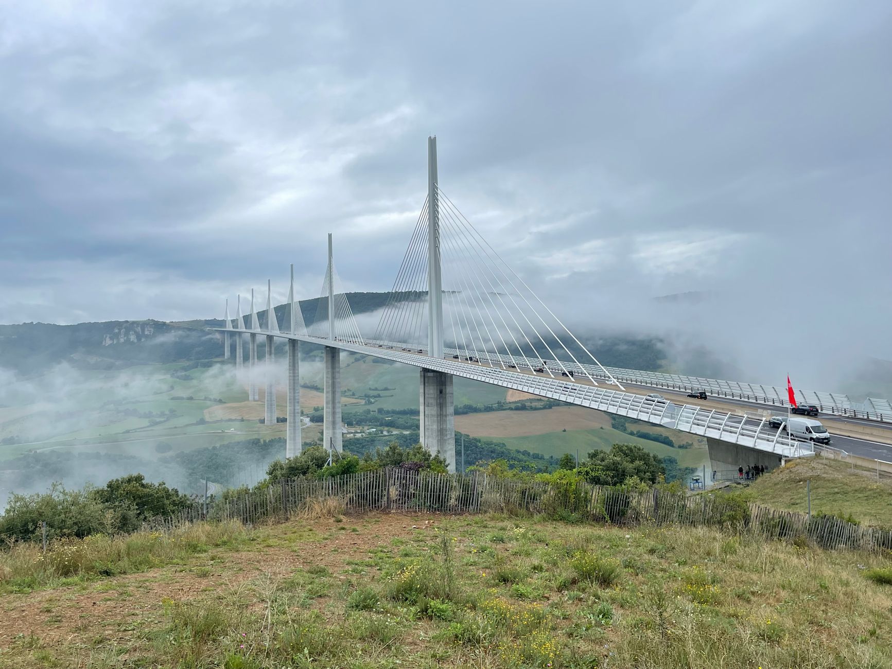 Viaducto de Millau: el puente más alto del mundo, en Aveyron 1 Viaducto de Millau visto desde el valle del Tarn en Aveyron, Francia