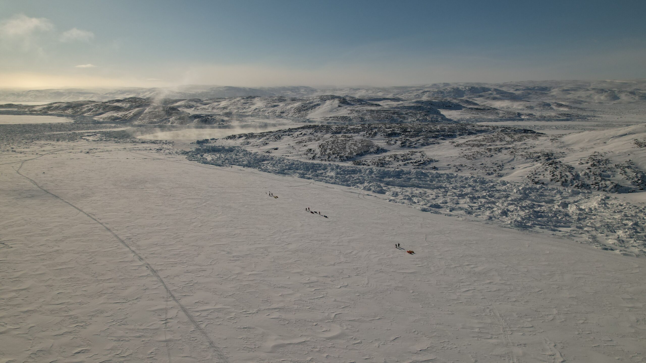 Los campos de golf más extremos del mundo: hielo, géiseres y fauna salvaje 2 Vista aérea del paisaje nevado de Groenlandia