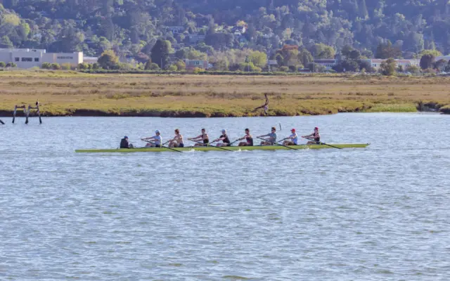 Equipo de remo compitiendo en un río, similar a la Boat Race entre Oxford y Cambridge