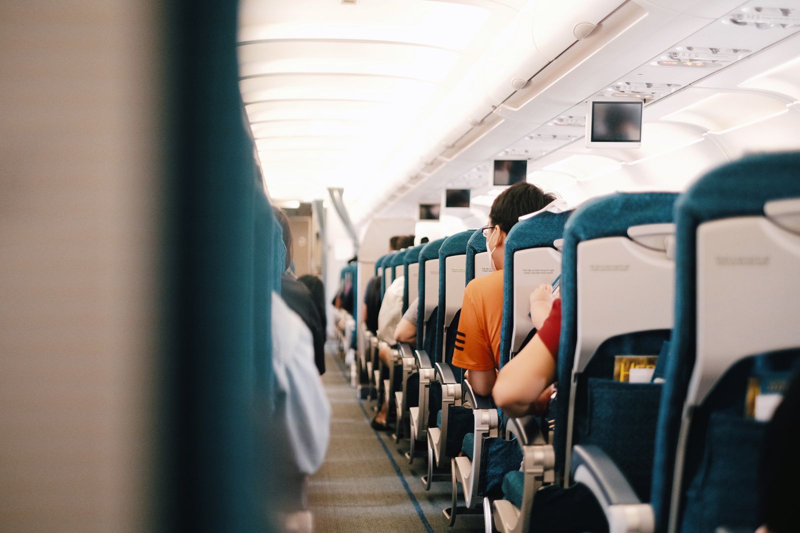 Síndrome de la clase turista: cómo evitarlo en vuelos largos 2 Pasajeros sentados durante un vuelo largo en avión