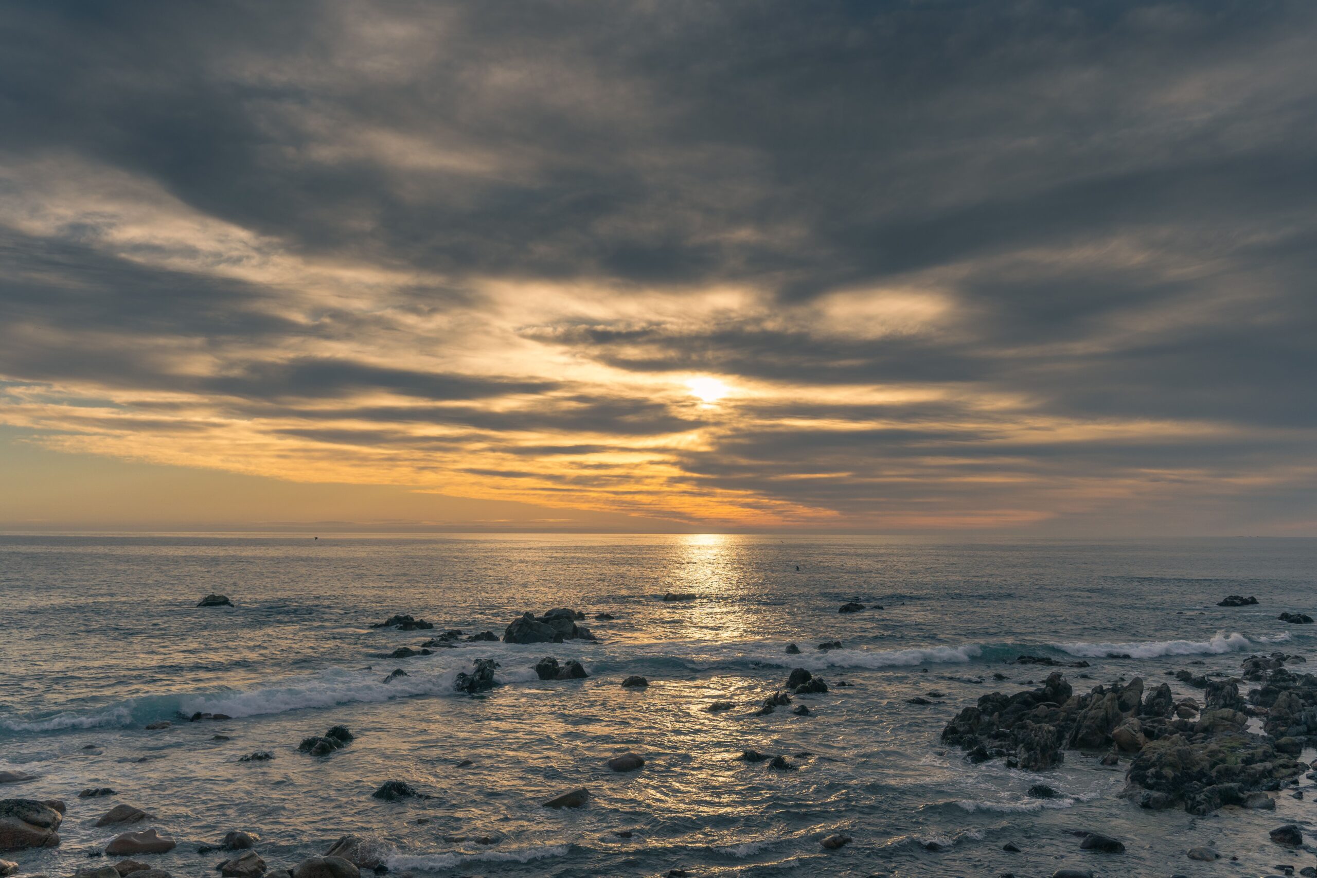 Museo Pablo Neruda en Isla Negra: la casa-barco del poeta chileno 3 Atardecer sobre la costa rocosa de Viña del Mar, Chile